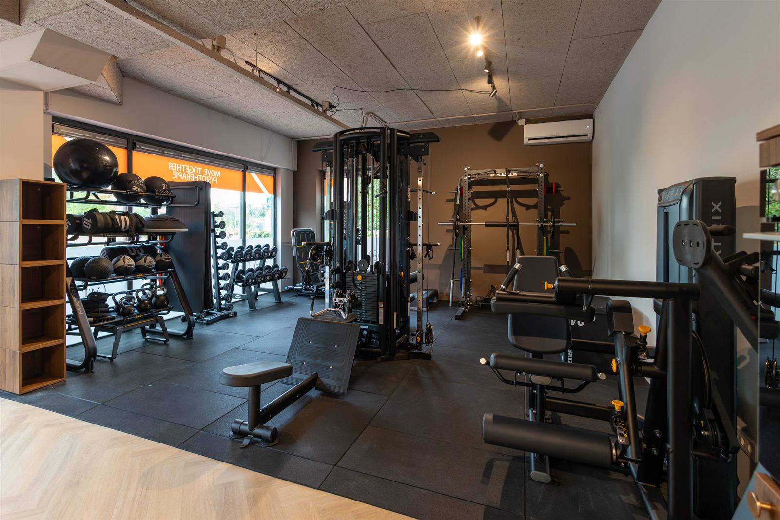 Oefenruimte met fitnessapparatuur